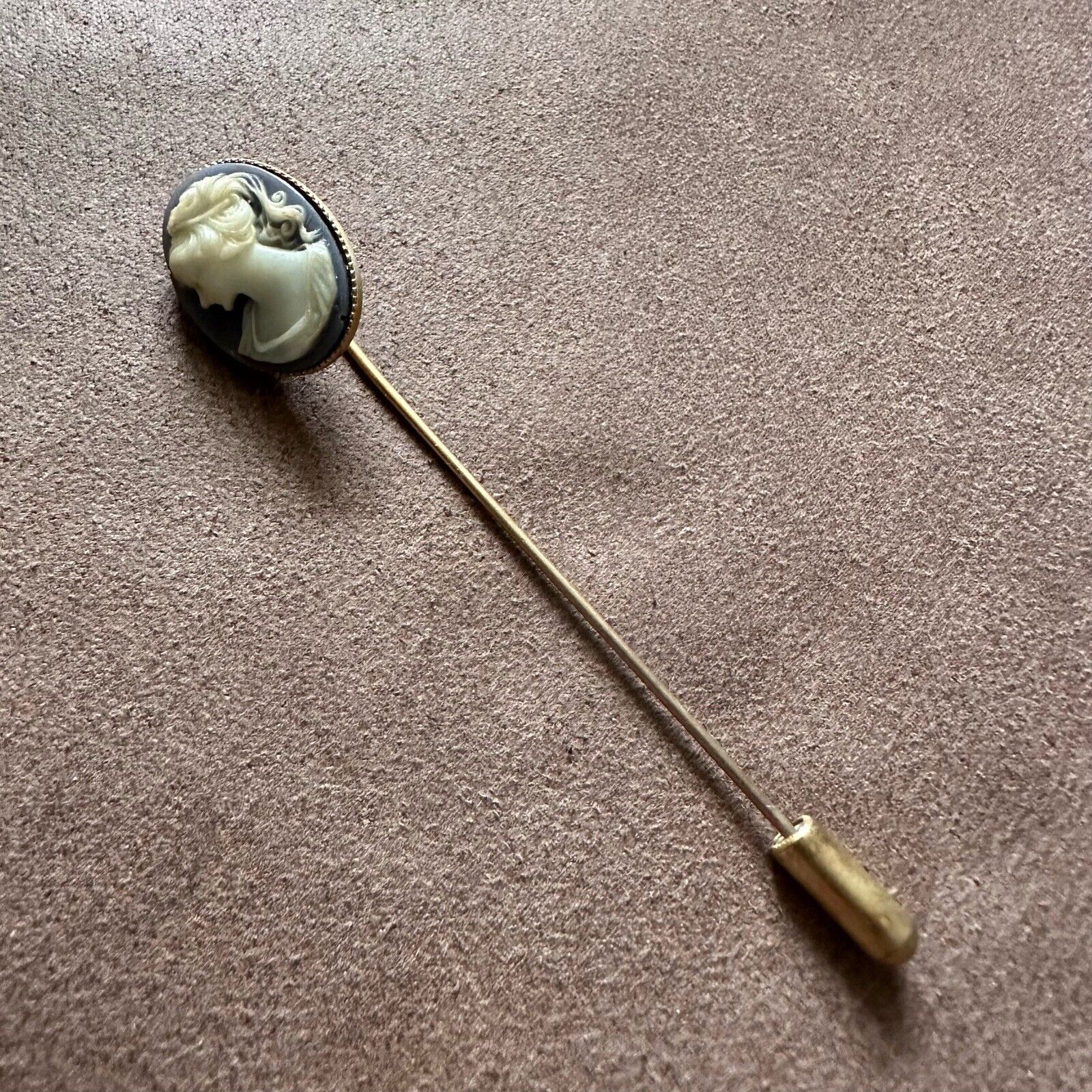 VINTAGE GOLD PLATED BLUE JASPER WARE VICTORIAN LADY CAMEO STICK PIN 