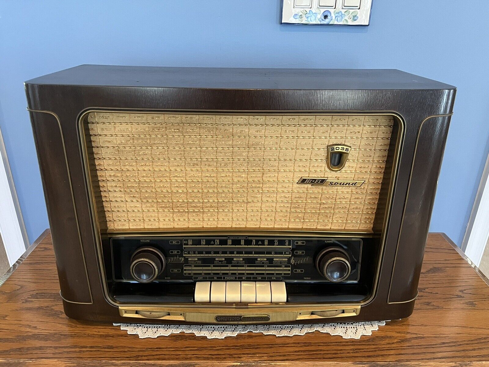 Vintage German Grundig Majestic 2035 W/3DTube Radio w/ RARE Cheesecloth Cover