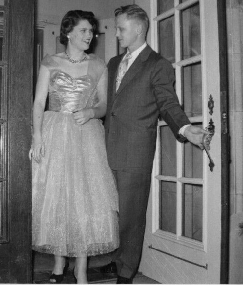 2V Photograph Handsome Man Opens Door For Pretty Woman 1950\'s SIZE: 3.5x3.5