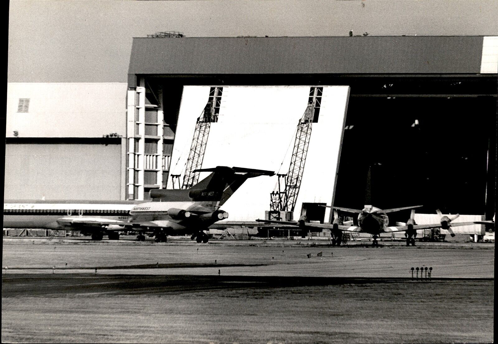 LAE3 1970 Orig C. Bjorgen Photo NORTHWEST AIRLINES HANGAR MPLS-ST PAUL AIRPORT