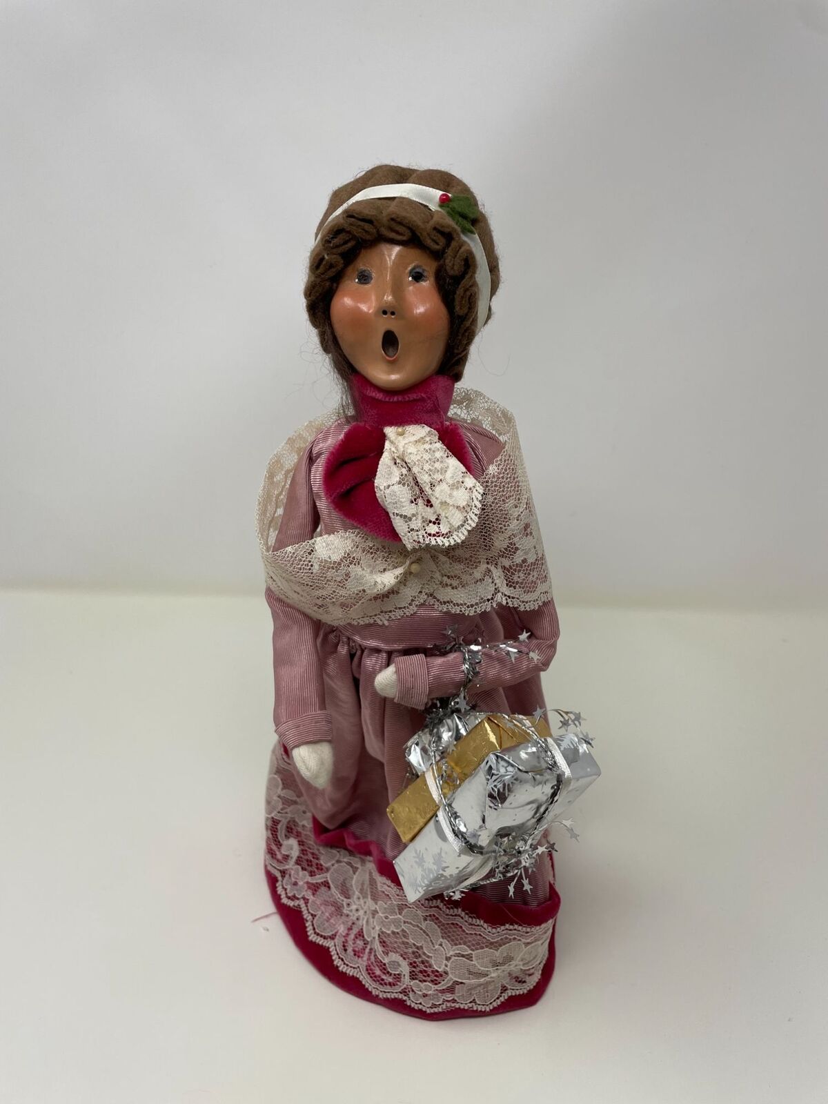 Byers Choice Victorian Shopper Figurine Caroler 2001 Pink Lace Presents Signed