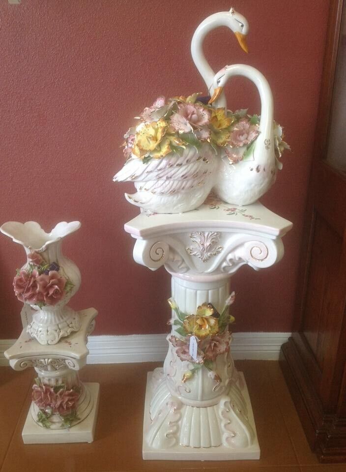 Capodimonte Pedestal with 24k Gold 32 inches tall