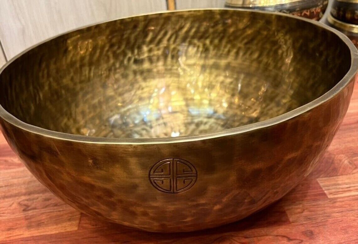 Beautiful XTRA Large singing Bowl from NEPAL-Meditation bowl- Tibetan blessings