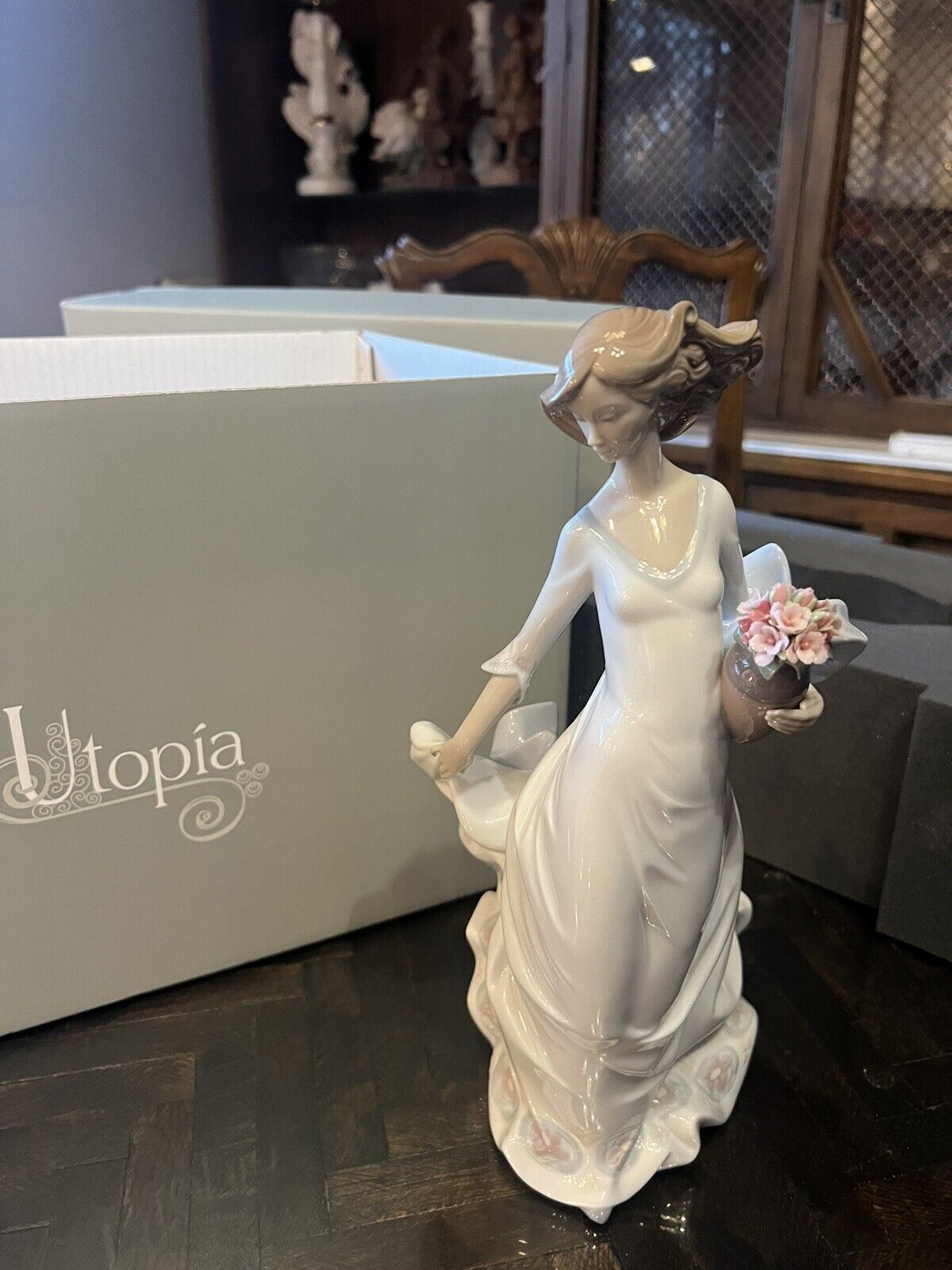 Lladro 8242 reverie moment Utopia 2005 girl pot flower basket lady dress figurin