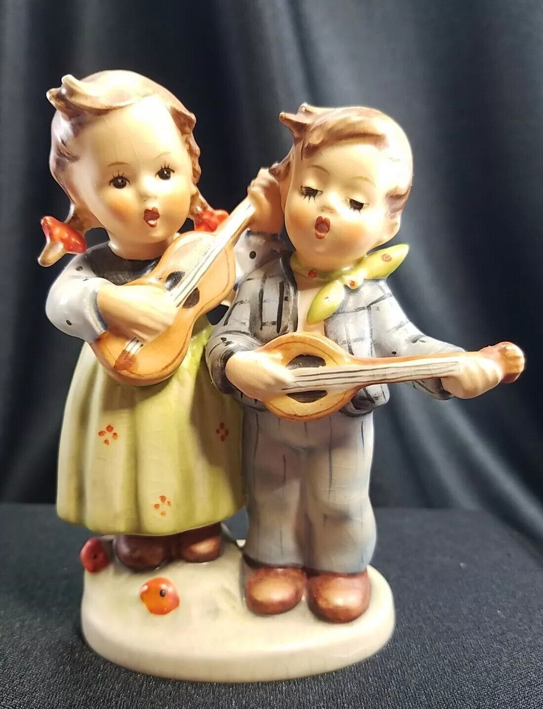 Goebel Hummel #150 2/0 HAPPY DAYS TMK3 Girl & Boy Playing Guitar Figurine 