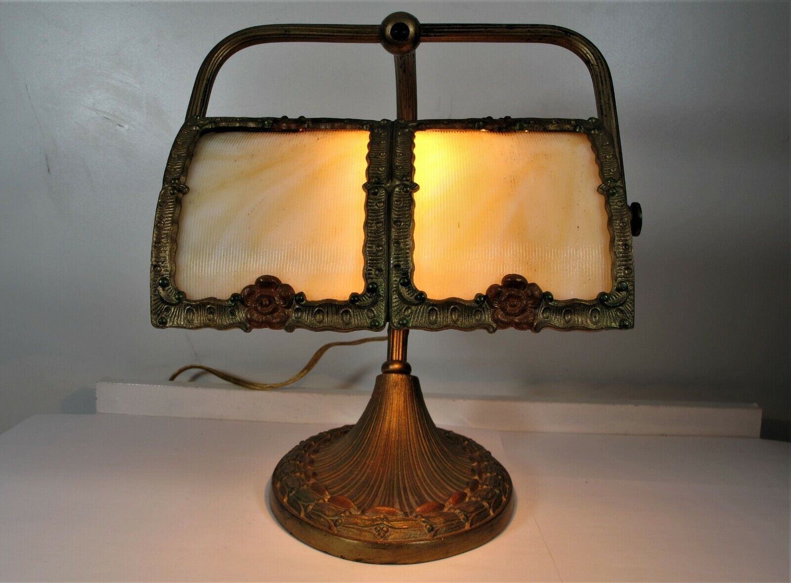 ANTIQUE VINTAGE ART DECO SLAG GLASS PIANO BANKERS DESK LAMP CAST IRON