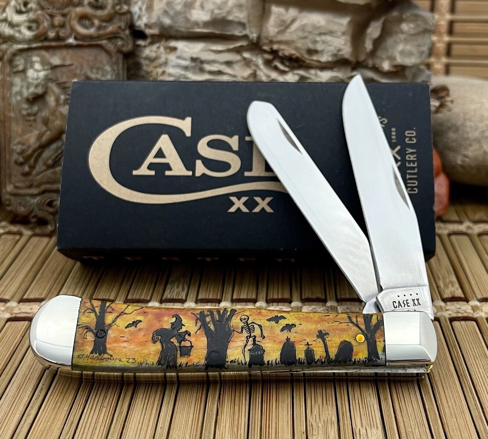 Case XX Beautiful Harbour Witching Hour Halloween Scrimshaw Trapper Knife