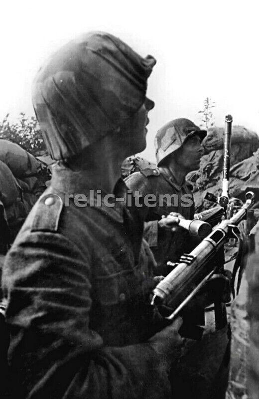 WW2 PICTURE PHOTO GERMAN SOLDIER WITH MACHINE GUN MP-40 6547