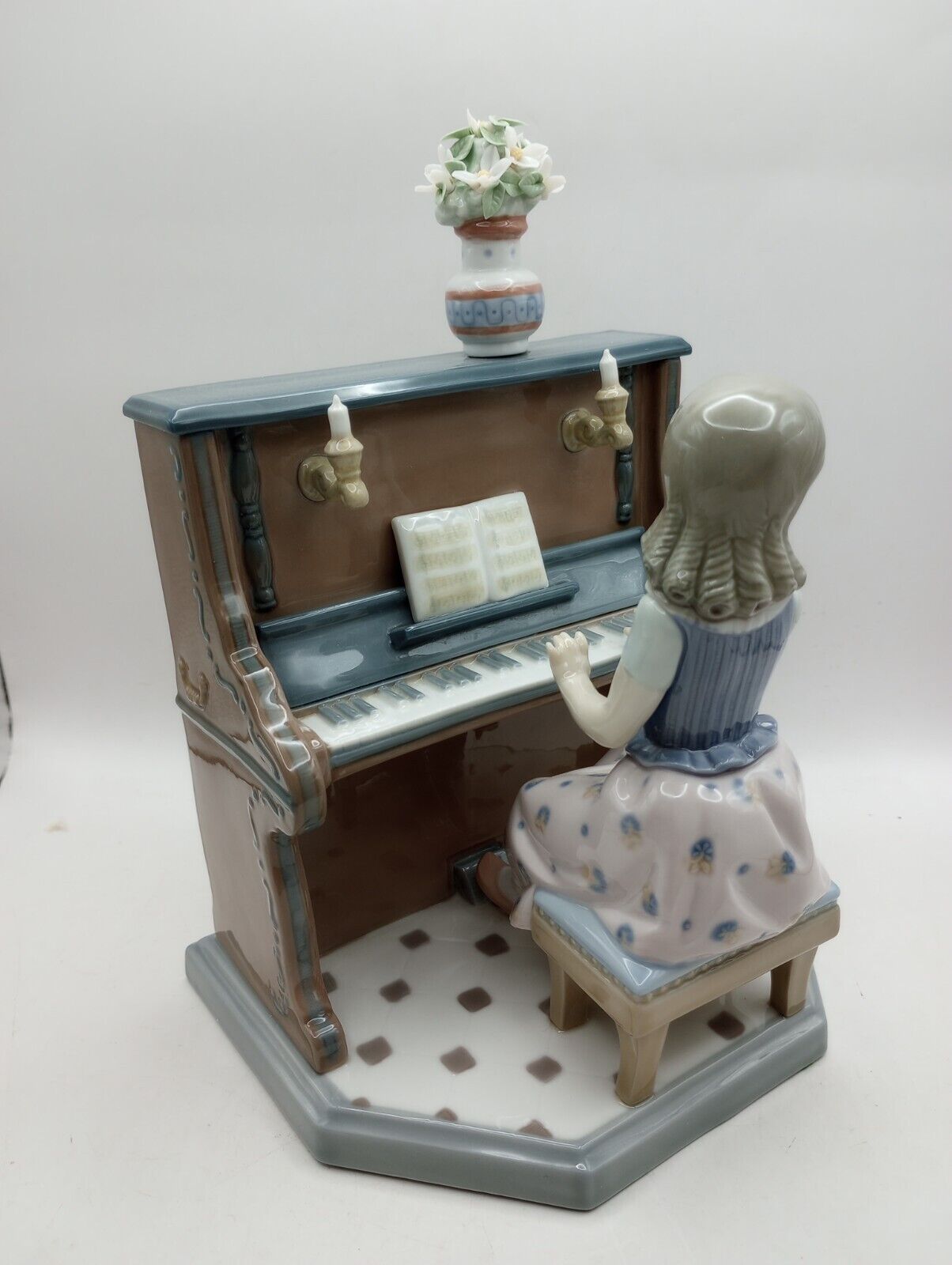 Lladro Girl Playing Piano #5462 D-19C Figurine Statue