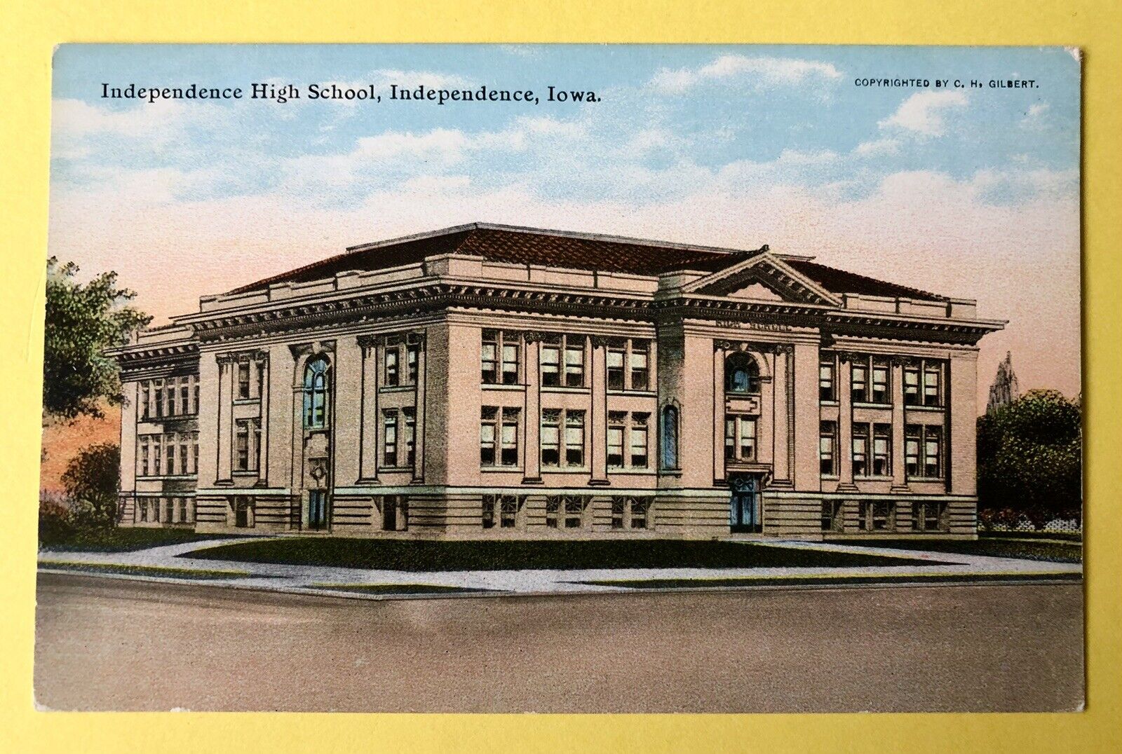 Vintage Postcard 1920s High School Building View Independence ￼ Iowa IA