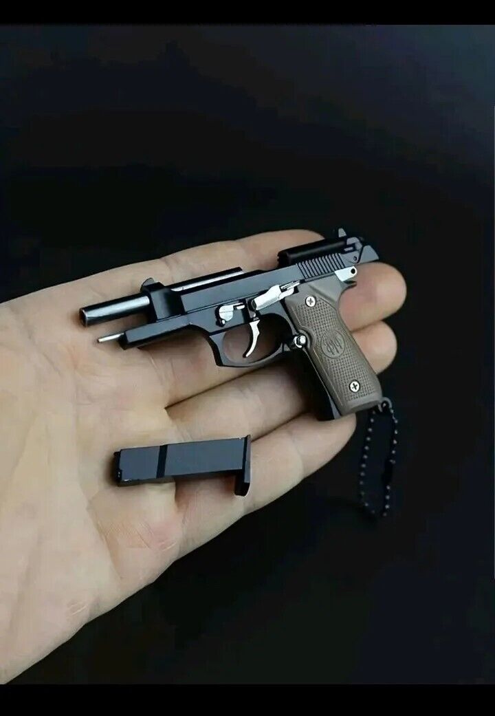 1:3 Detachable Beretta 92F Toy Gun Model Keychain Metal Alloy Pistol Miniature