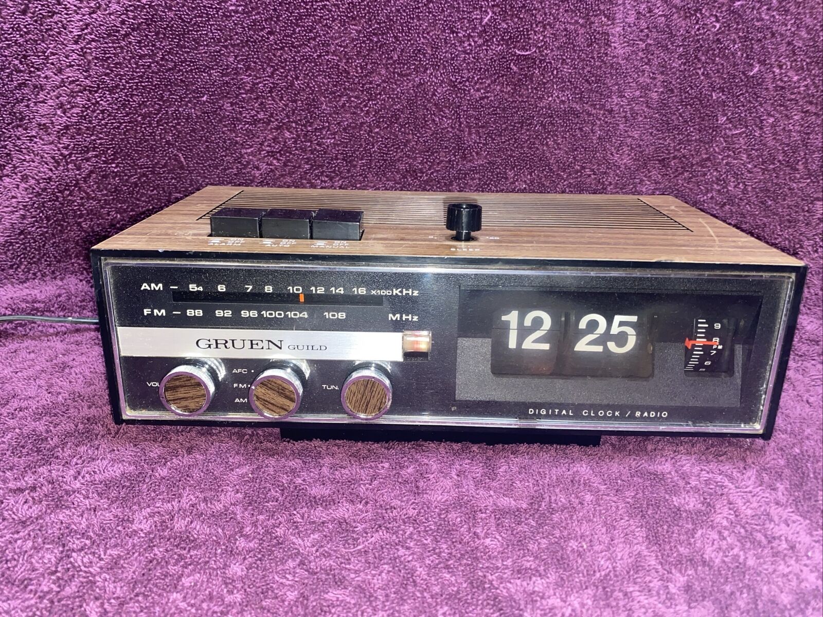 Vintage GRUEN GUILD FLIP CLOCK GCR 240 Alarm Radio AM/FM. WORKS 👍🏻