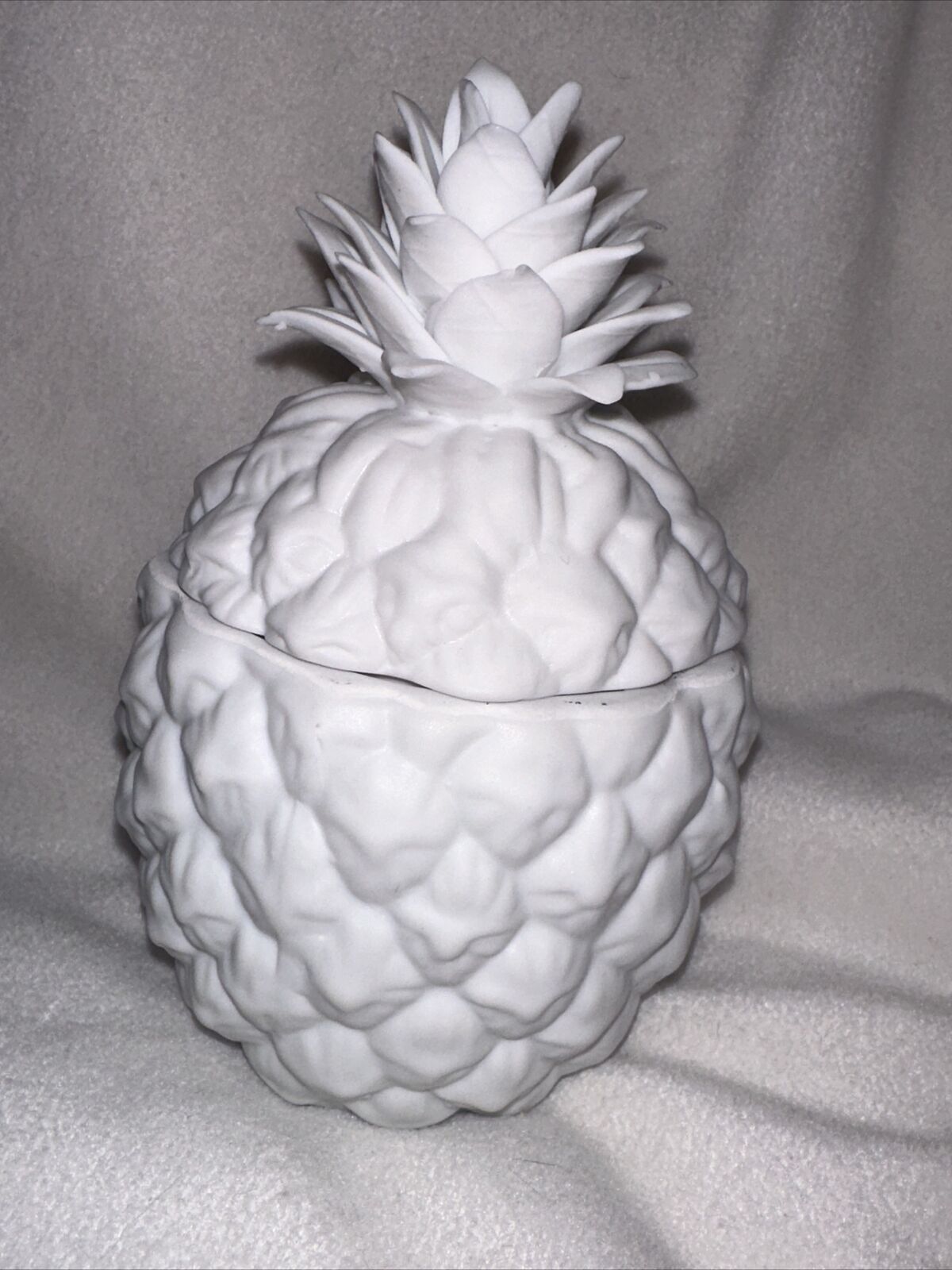 RARE Williamsburg Global Views Porcelain Pineapple Trinket Box