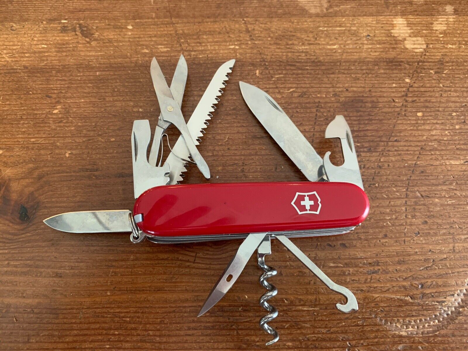 Red Victorinox HUNTSMAN Swiss Army Knife SAK - Very Good Pre-Owned Condition