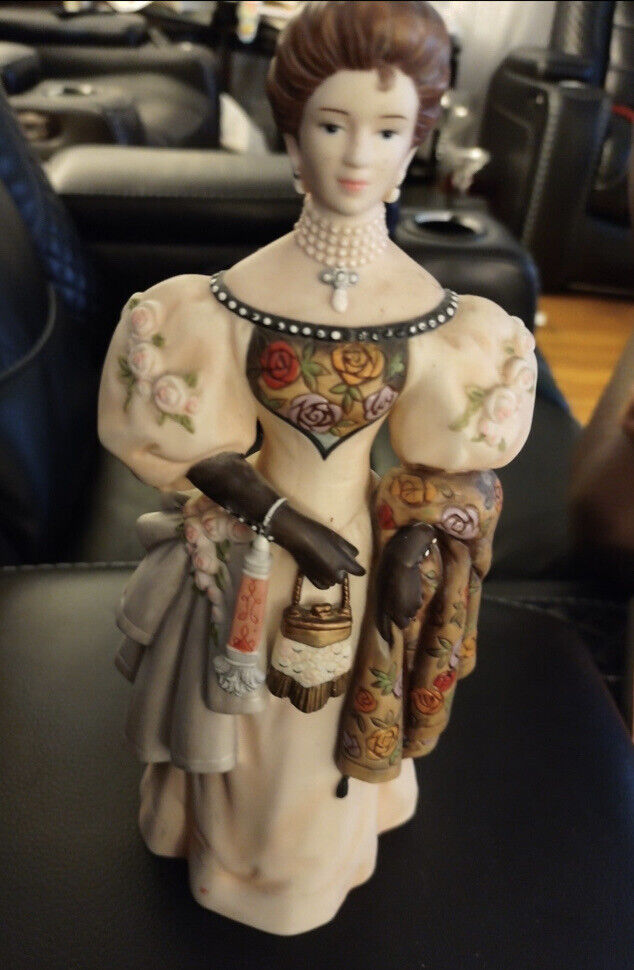 Avon Lady Mrs. Albee Porcelain 2000 President\'s Club Annual Award Figurine.