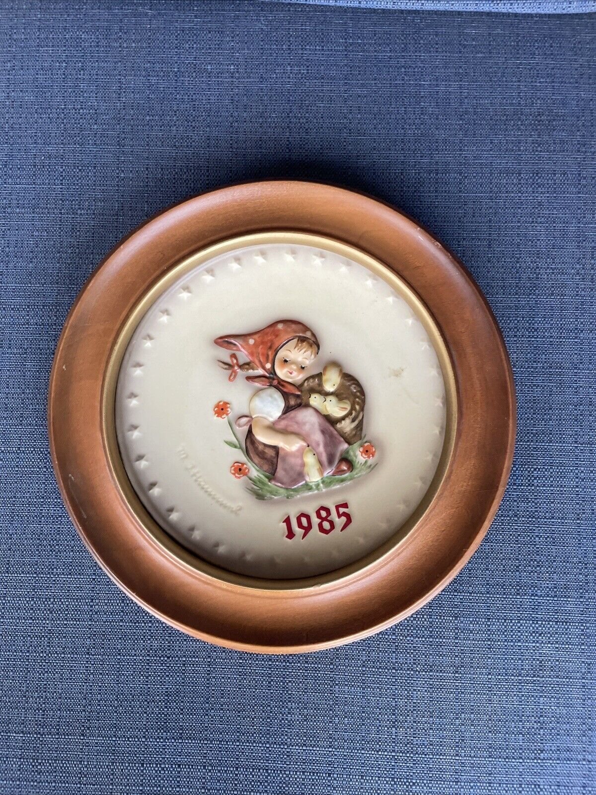 M.I. HUMMEL Goebel 15th ANNUAL PLATE 1985 CHICK GIRL #278 With Wood Frame