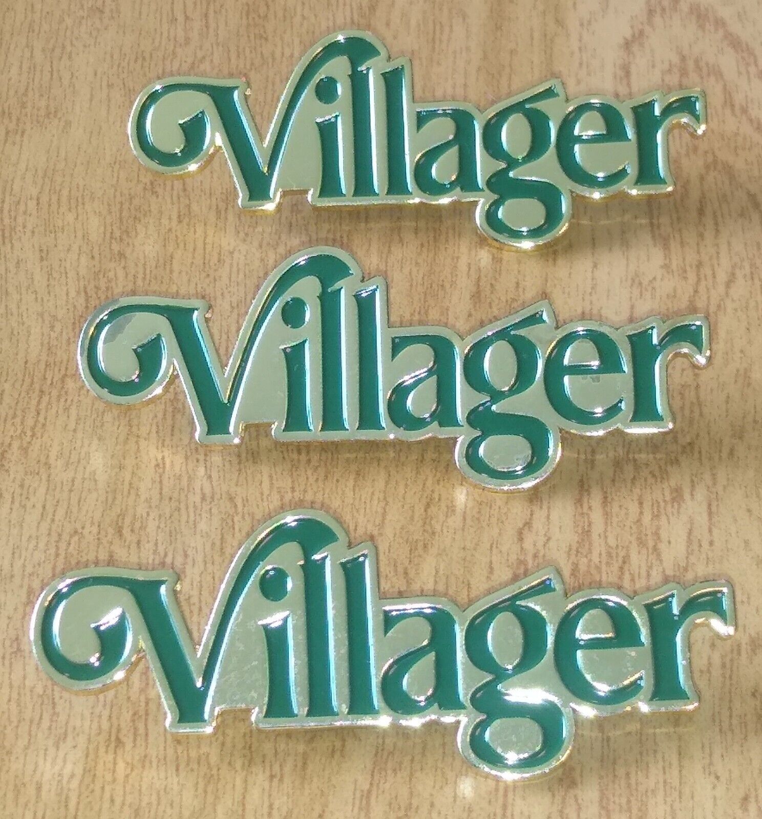 The Villages Florida VILLAGER Metal Green & Gold Pin Button