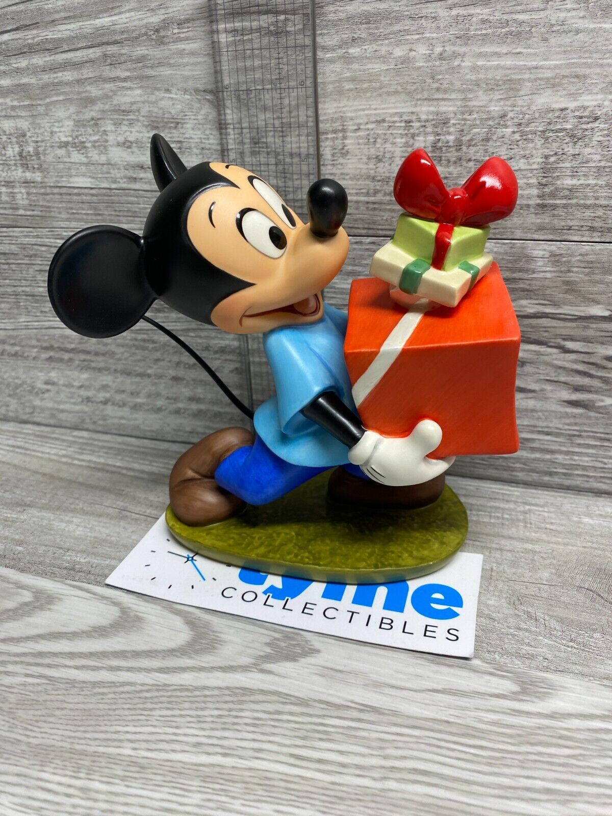 WDCC Mickey Mouse Pluto\'s Christmas Tree Figurine Present For My Pals 1995