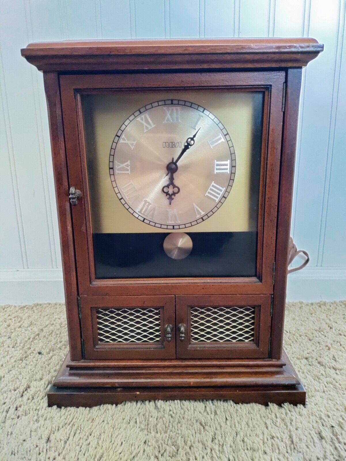 Antique RCA Mantel Clock Radio. Model RZS-61F