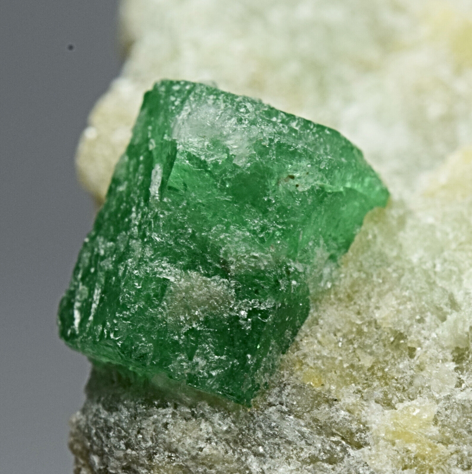 Superb Green Colour Natural Terminated Emerald Crystal Specimen 89 Gram