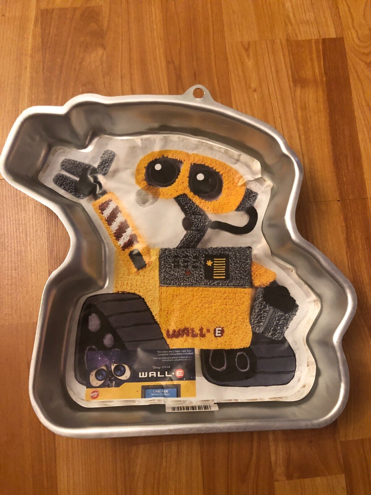Wilton Cake Pan Disney Pixar WALL-E #2105-9999 New Mold Cake Pan, Instructions