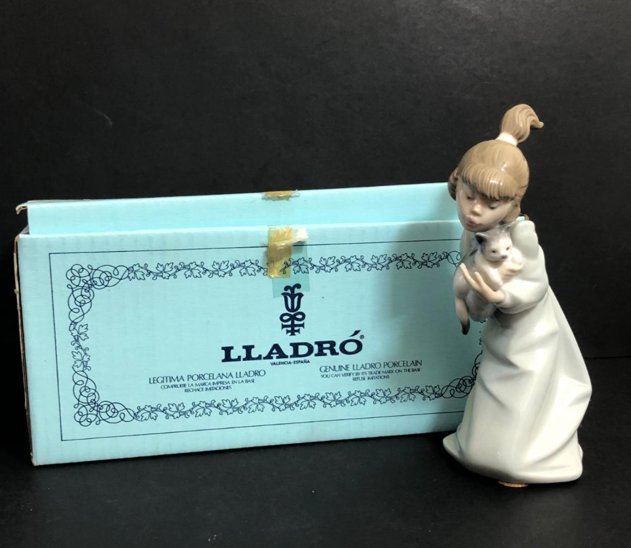 Vintage Lladro Figurine - #5712 - Goodnight Kitty - w/ original Box - VERY RARE