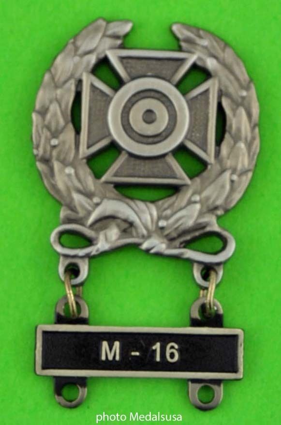 Army Expert Marksmanship Badge with  M-16 Qualification Attachment Bar