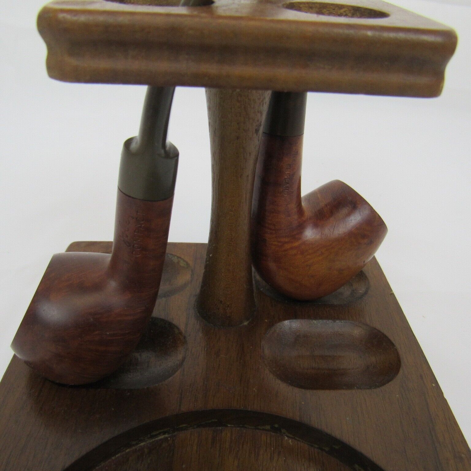 Decatur Industries 4 Pipe Stand with Two Vintage Pipes Jobey Compact Walnut Wood