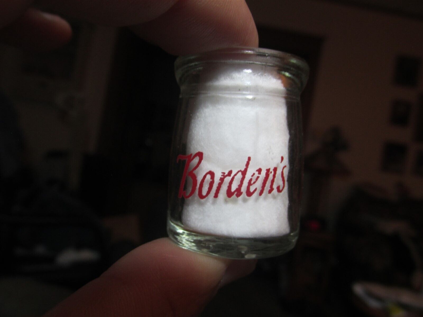 Borden\'s / Elsie c Borden Co. (pic of Elsie), red, Round 1/2 Oz. Dairy Creamer