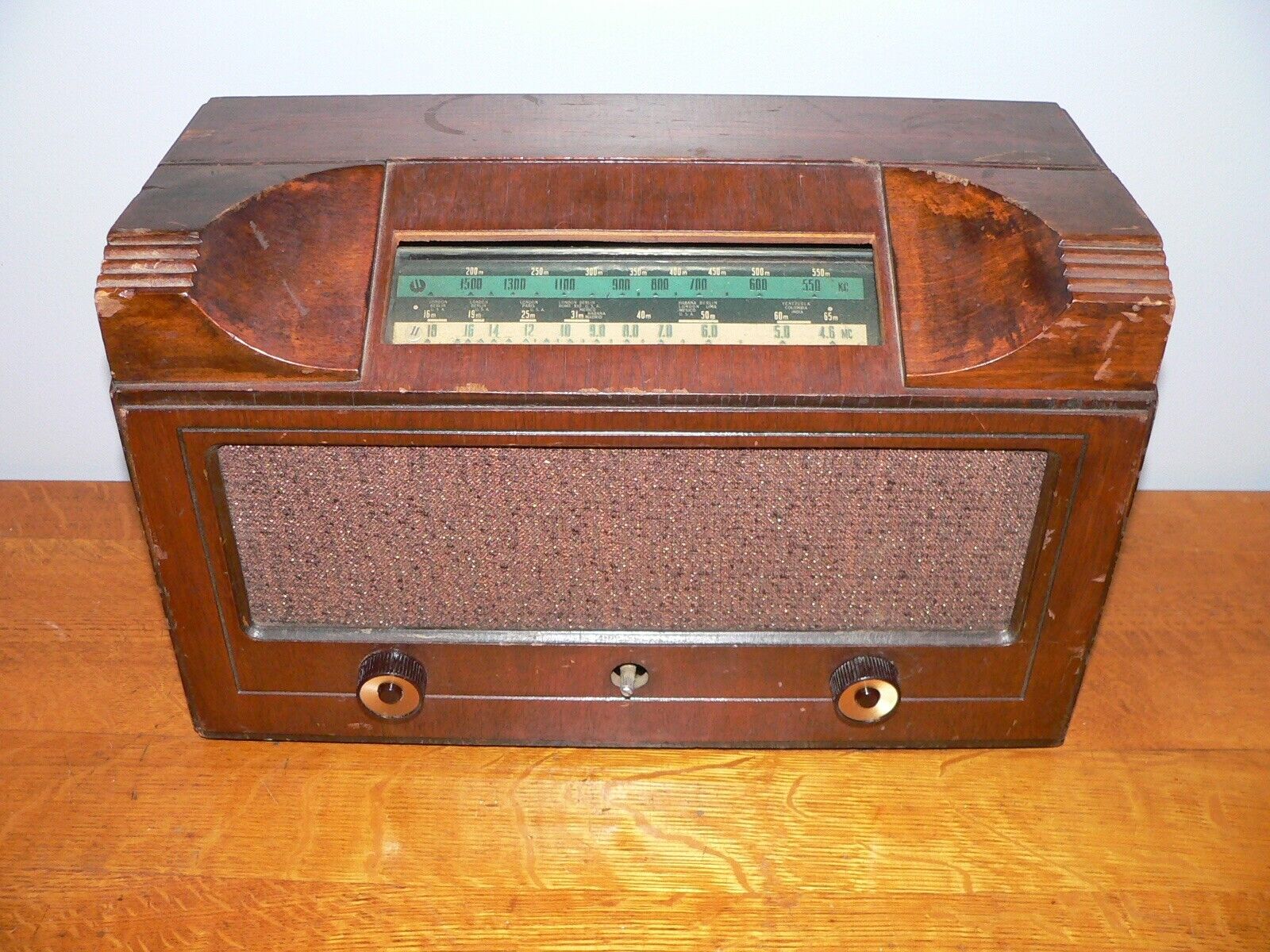 Vintage Westinghouse model N-202 Wood Cabinet AM/SW Vacuum Tube Radio UNTESTED