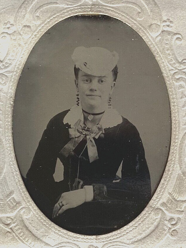 ORIGINAL - CIVIL WAR UNION WOMAN in EMBOSSED SLEEVE 1865 TINTYPE PHOTO