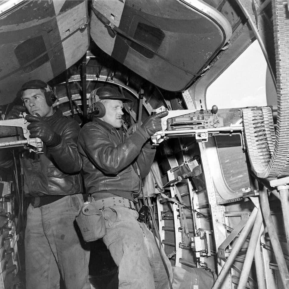WW2 WWII Photo US Army Air Corps B-24 Waist Gunners USAAC World War Two / 1738