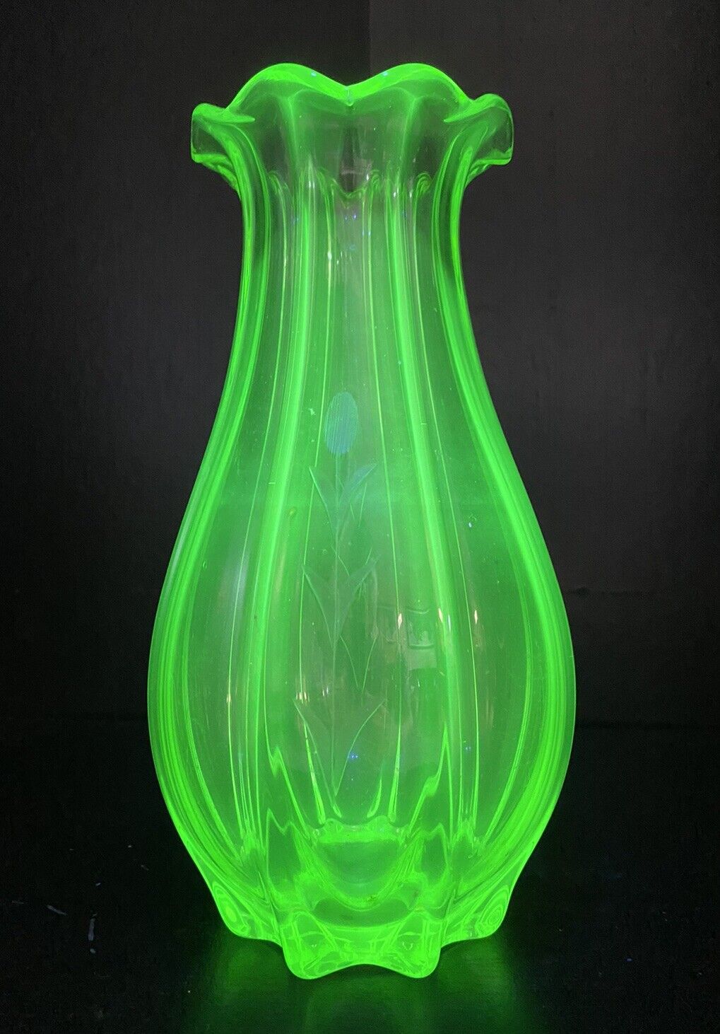 Antique Vintage McKee Green Uranium Vaseline Glass Etched Vulcan 9.75” Vase