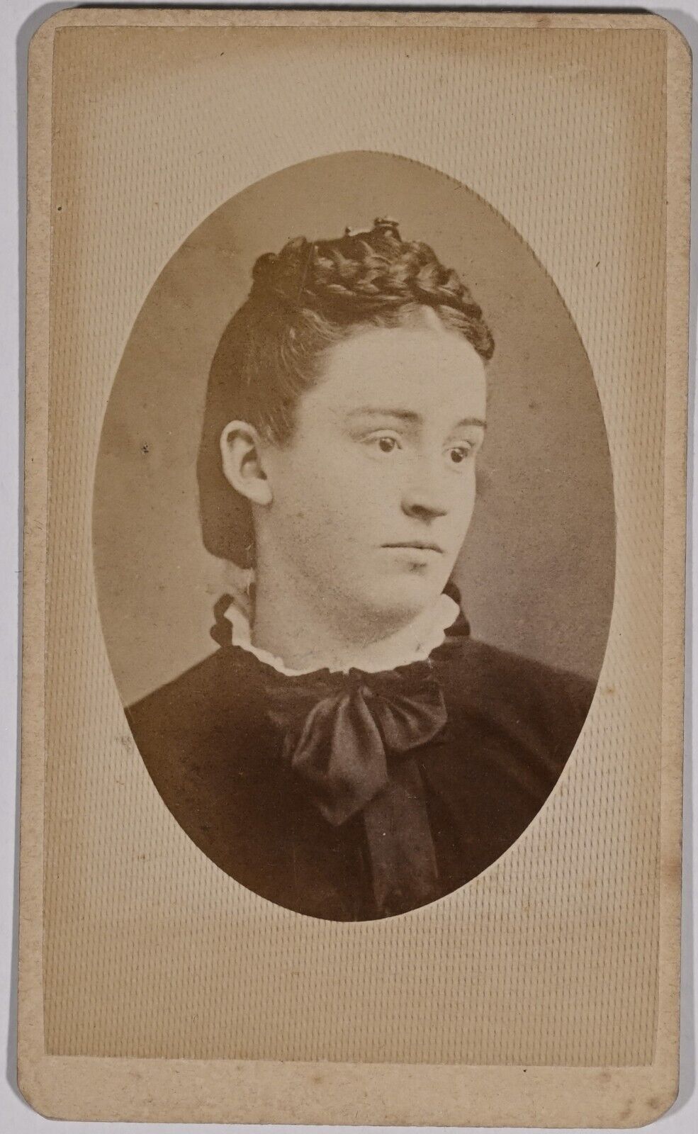 ANTIQUE CDV C. 1870s E.G. ROLLINS GORGEOUS YOUNG LADY IN DRESS GLOUCESTER MASS.