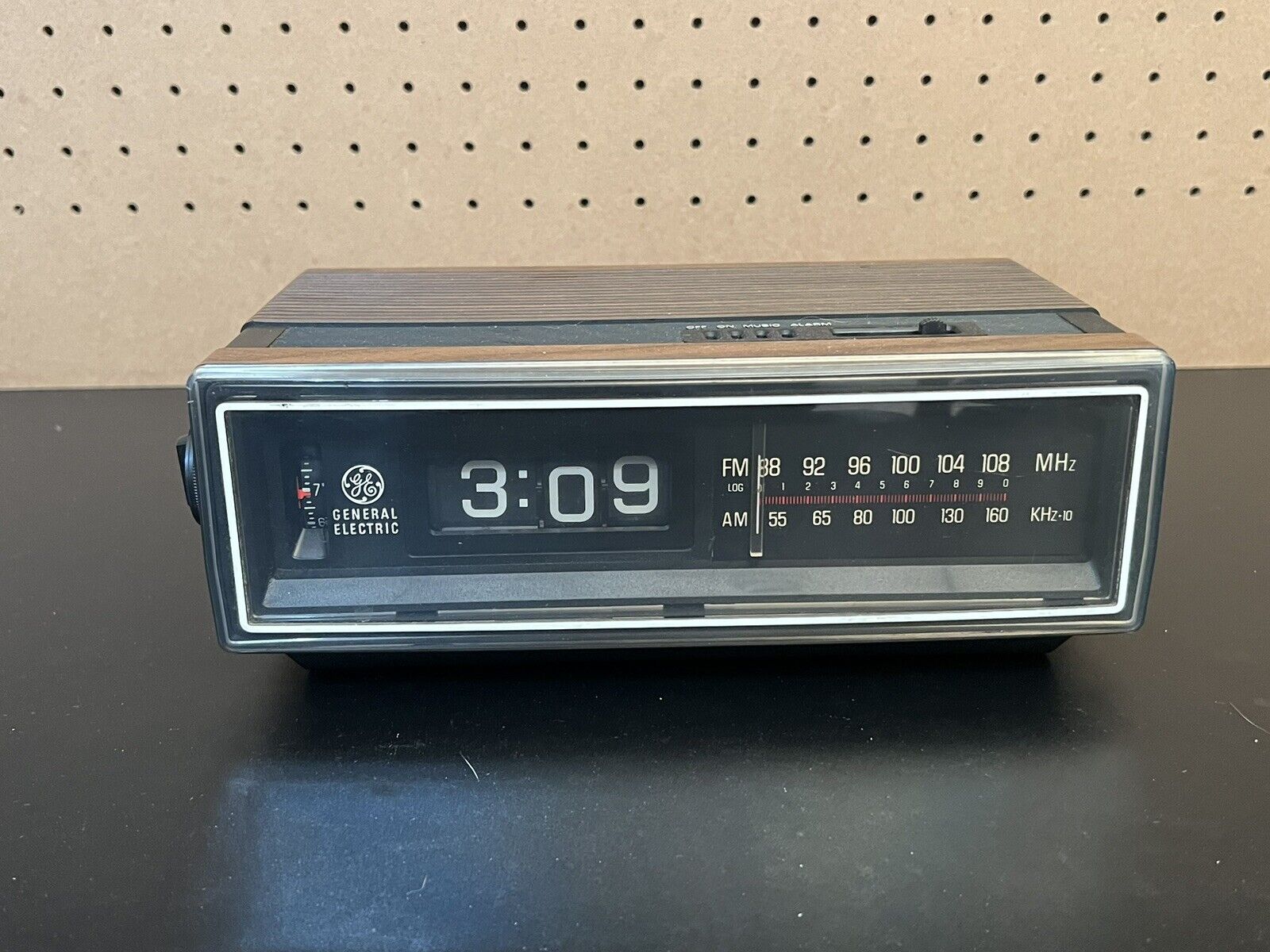 Vintage GE Model 7-4305B Clock Alarm Radio Flip Roll Numbers General Electric