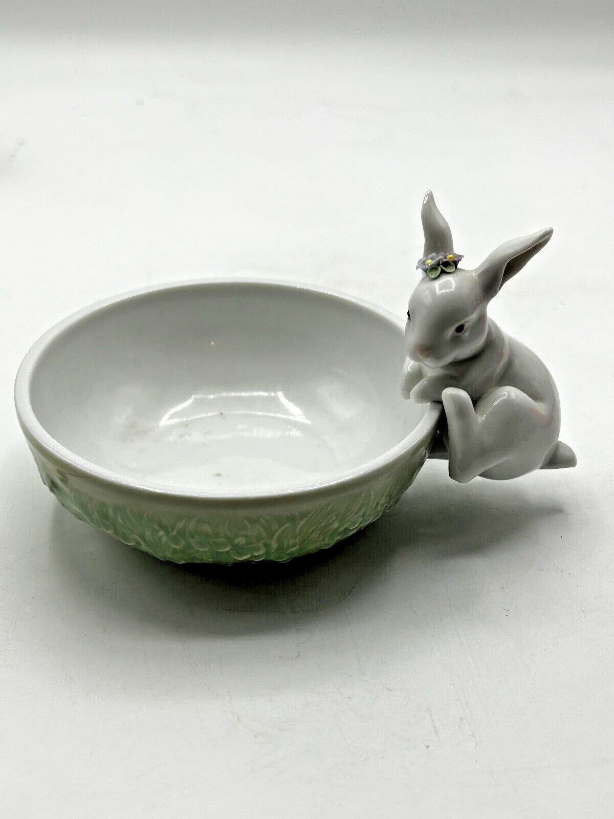Lladro small bowl with Bunny peeking over the rim Retiered, Perfect for Easter