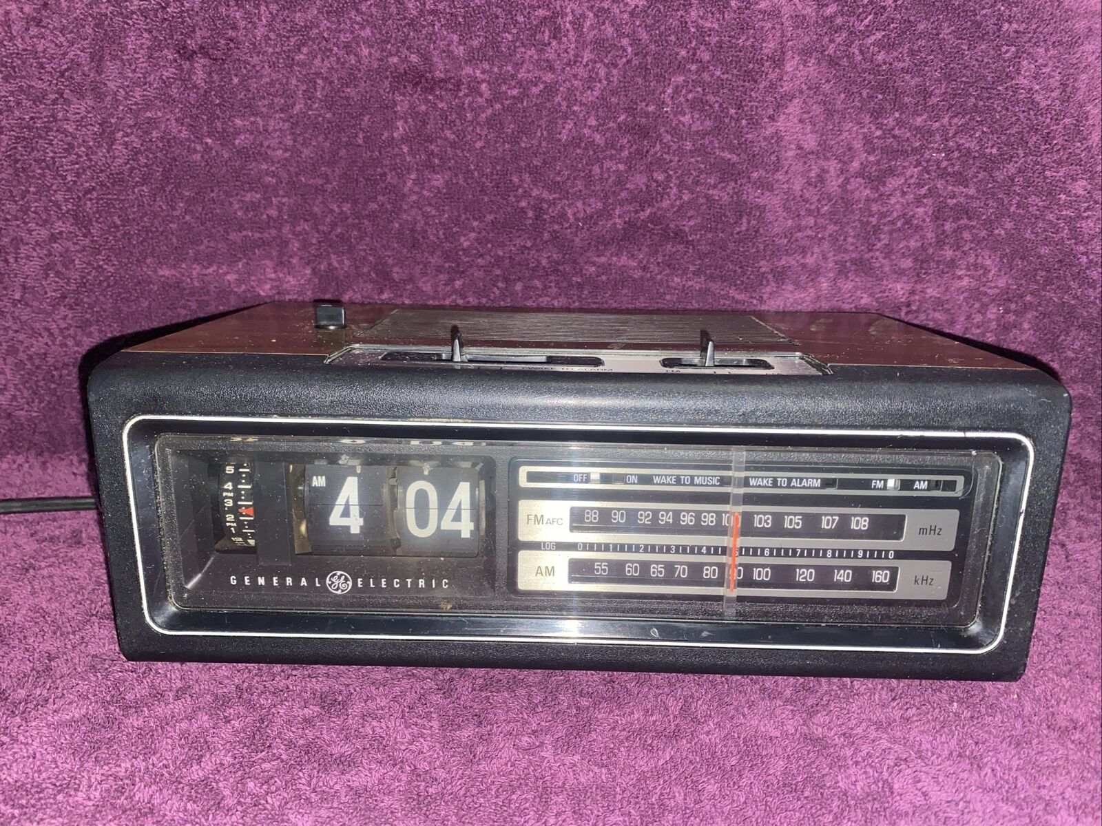 Vintage General Electric AM/FM Flip-Clock Radio Model 7-4310F Working