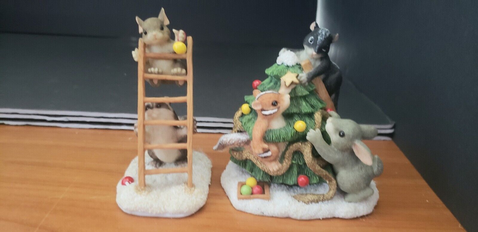 Charming Tails Trimming the Tree Set of 2 Christmas Mouse Figurines 1997 