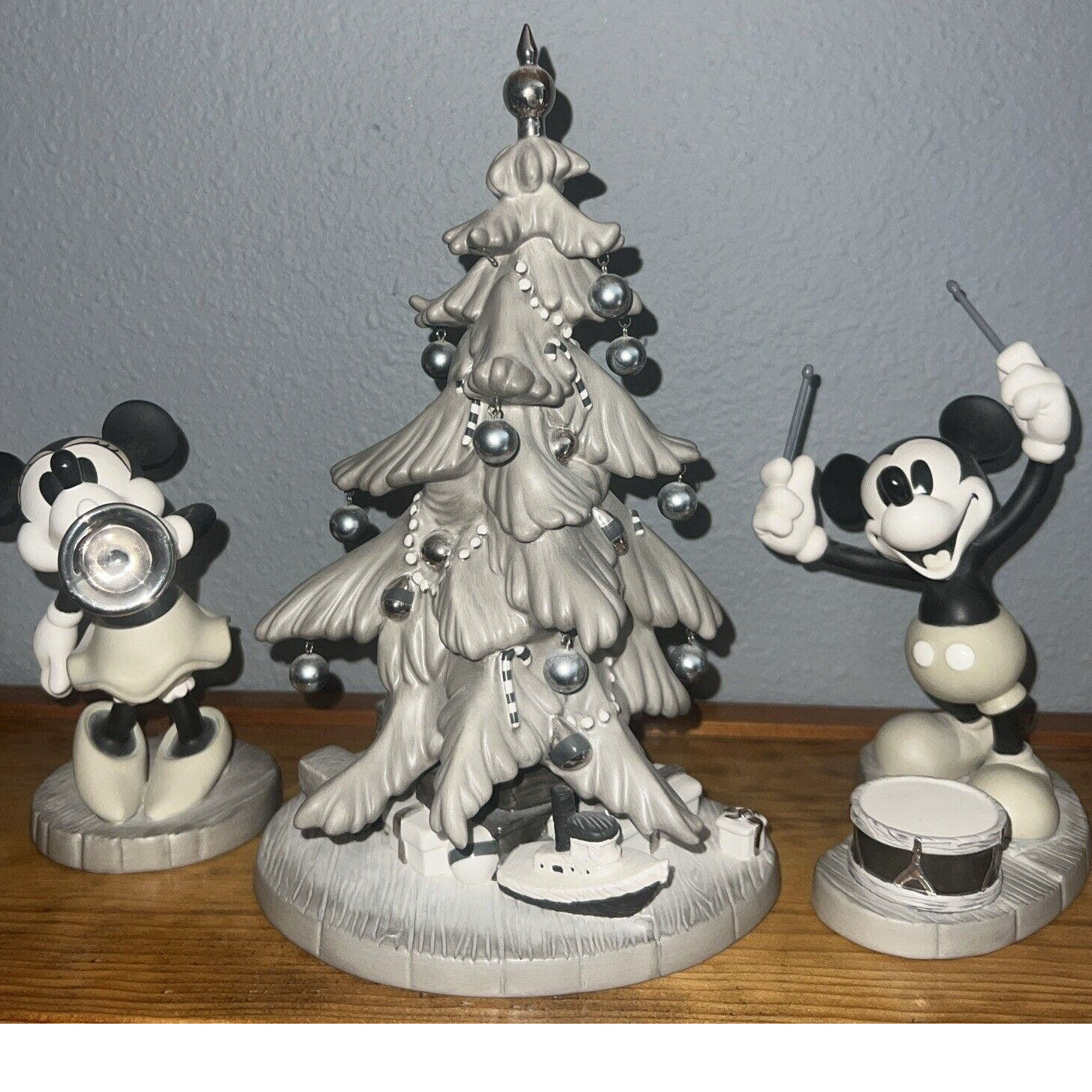 WDCC - Disney - Mickey & Minnie - Hooray For The Holidays - RARE - Complete Set