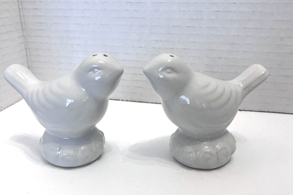 Vintage Salt & Pepper Shakers White Birds Doves Pedestal Ceramic Farmhouse 3\