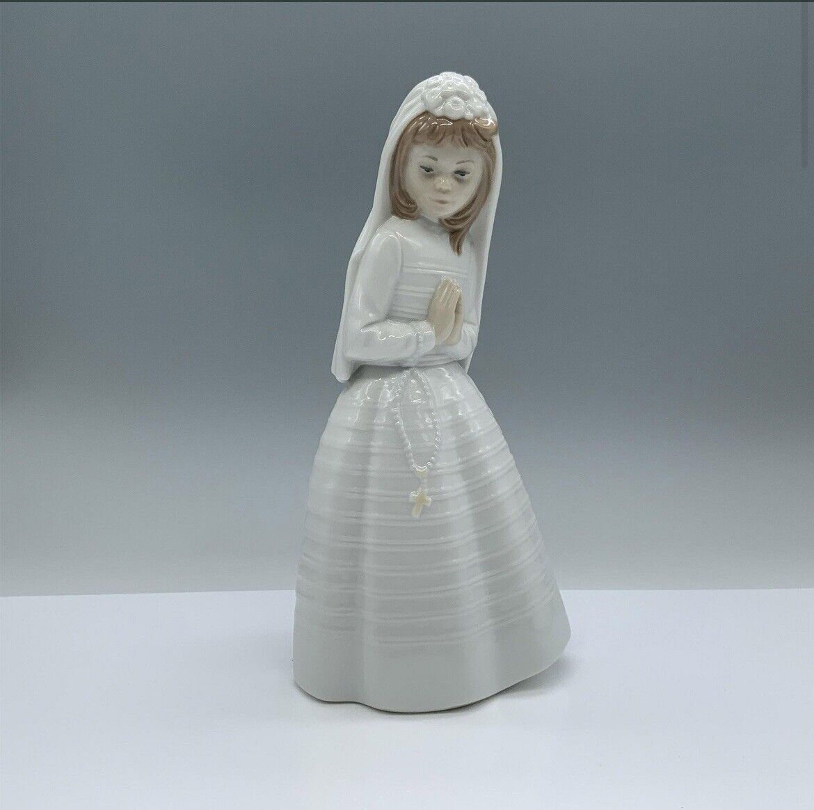 Lladro NAO First Communion Girl Figurine Praying #0236
