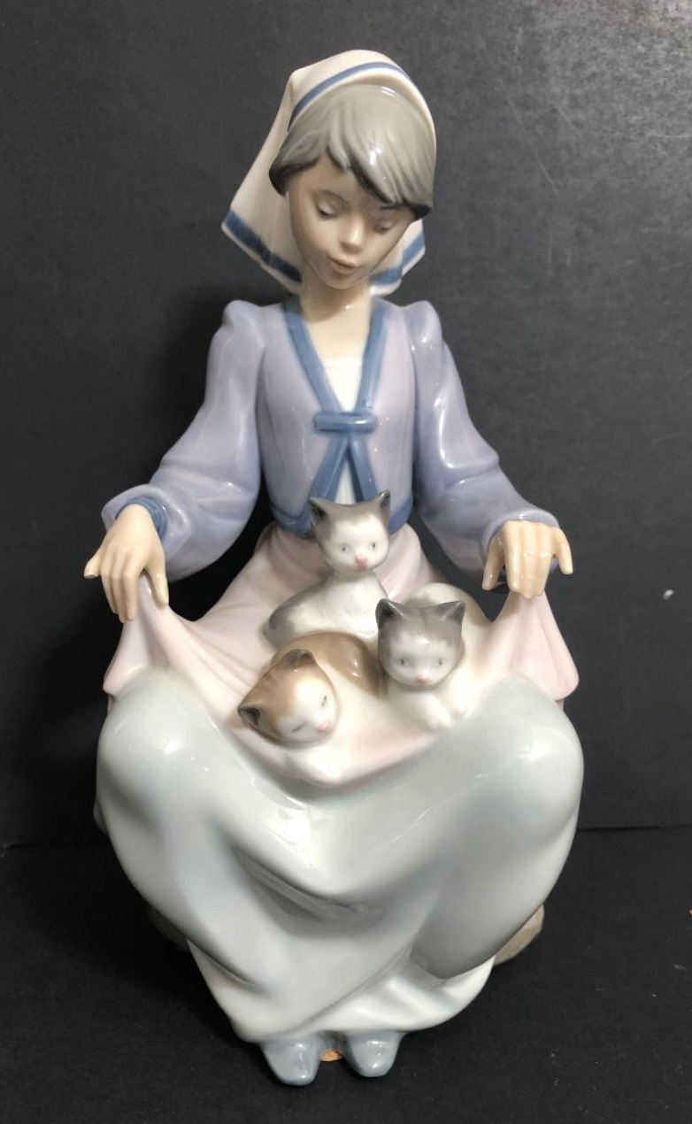 Lladro # 5739 - Lap Full of Love - w/ Box - Retired - VERY RARE - missing pinky.