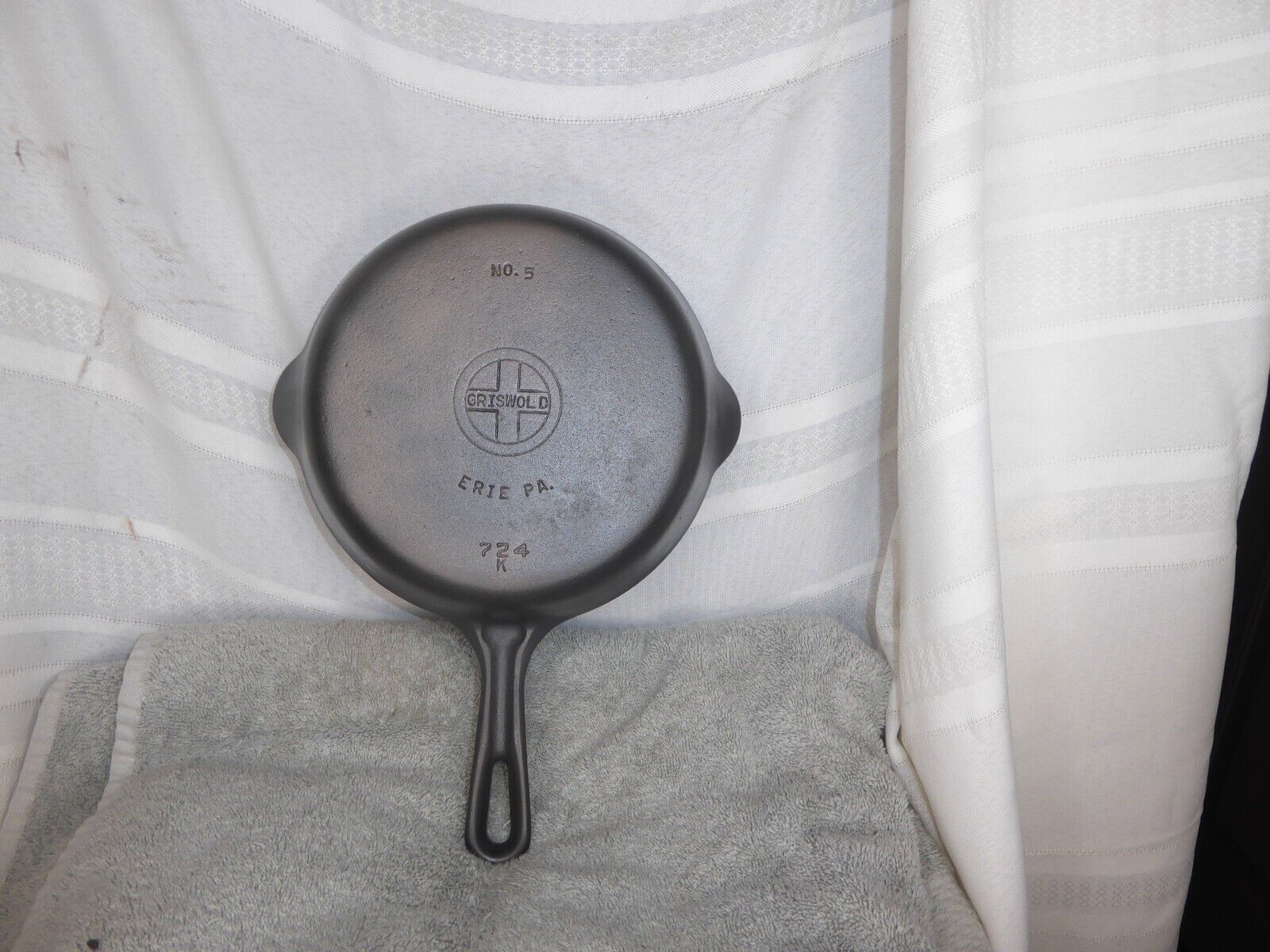 Griswold No 5 Small Logo  Skillet 724 K NO SPIN NO WOBBLE  CLEANED. READ DIS.
