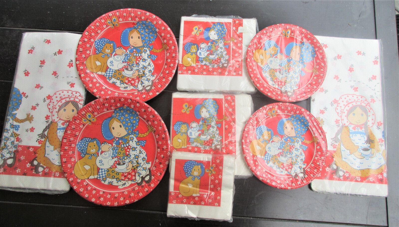 Vintage   HOLLY HOBBIE PAPER PLATES tablecover napkins party   (HH1).