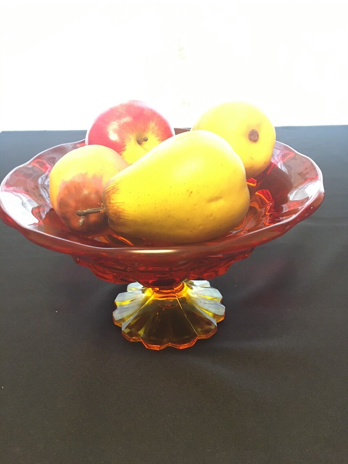 Amberina Centerpiece Pedestal Fruit Display Bowl with 5 Pieces of Faux Fruit