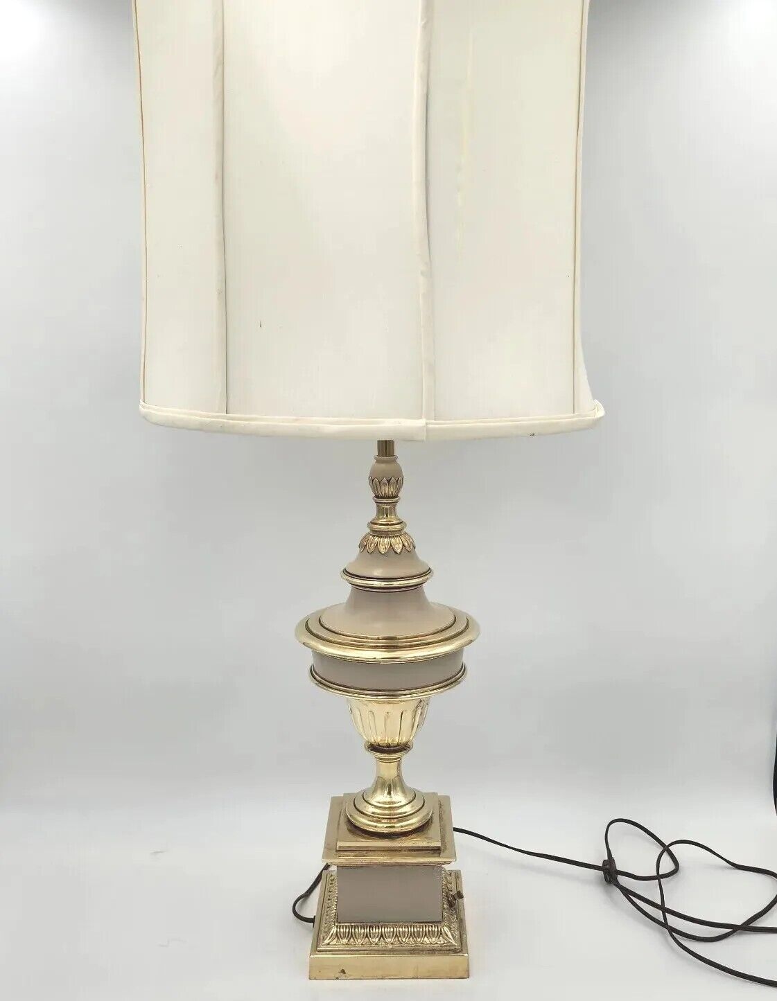Vintage Mid-Century Stiffel Lamp Solid Brass 3-Way Trophy Urn Ivory Enamel 25\