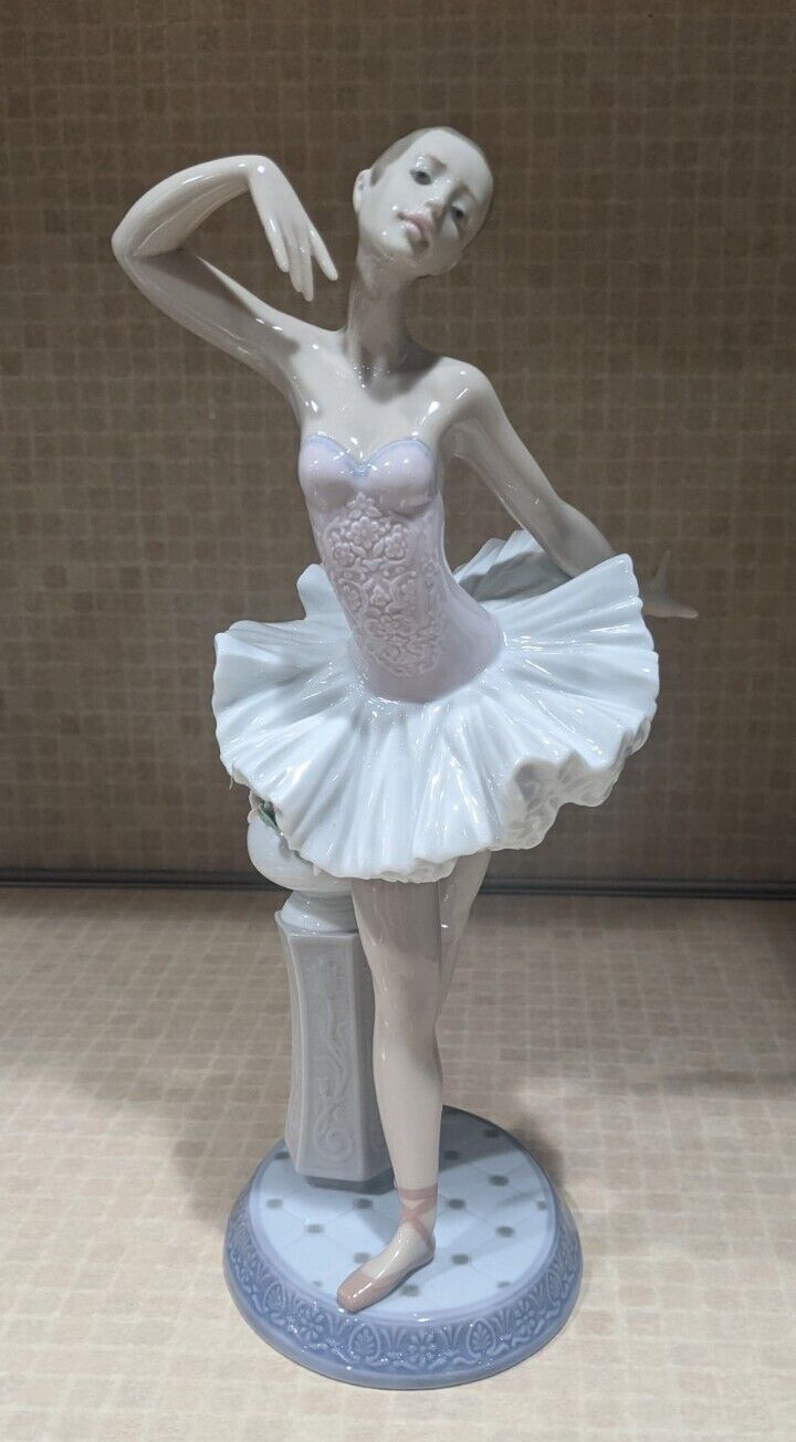 LLadro Spain Stage Presence Ballet Ballerina 6323 Very Gently Used, No Box