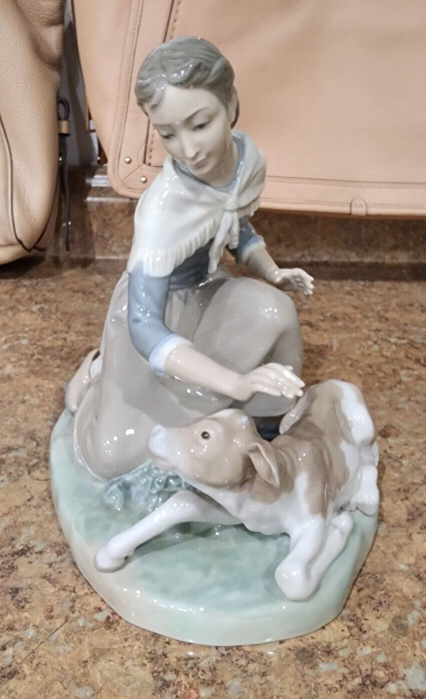 Lladro Figurine Caressing A Little Calf # 4827 Pre-owned 