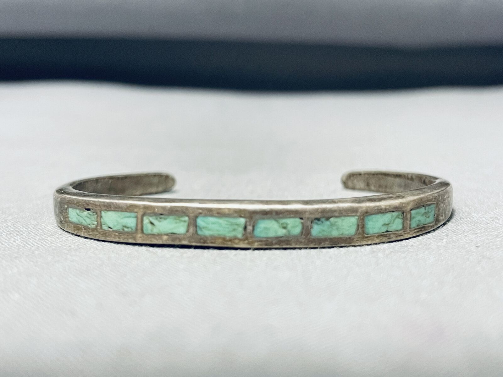 OUTSTANDING VINTAGE NAVAJO 8 INLAY TURQUOISE SQUARES STERLING SILVER CUFF