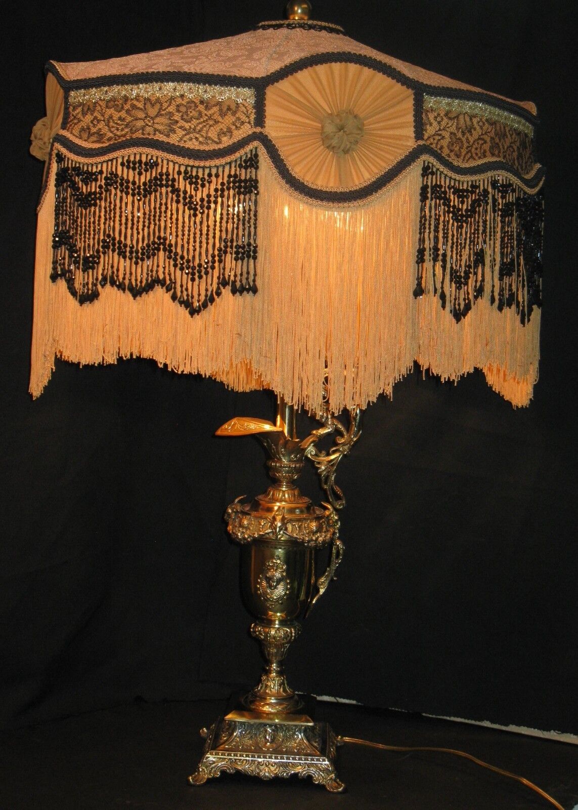 VINTAGE ANTIQUE BRASS EWER ELECTRIFIED TABLE LAMP VICTORIAN w/RECOVERED SHADE 